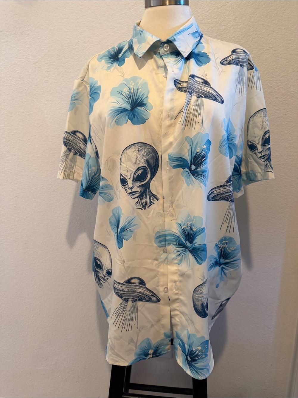 Casual Short-Sleeve Button-Up Shirt - Blue Floral & Alien Print on Cream